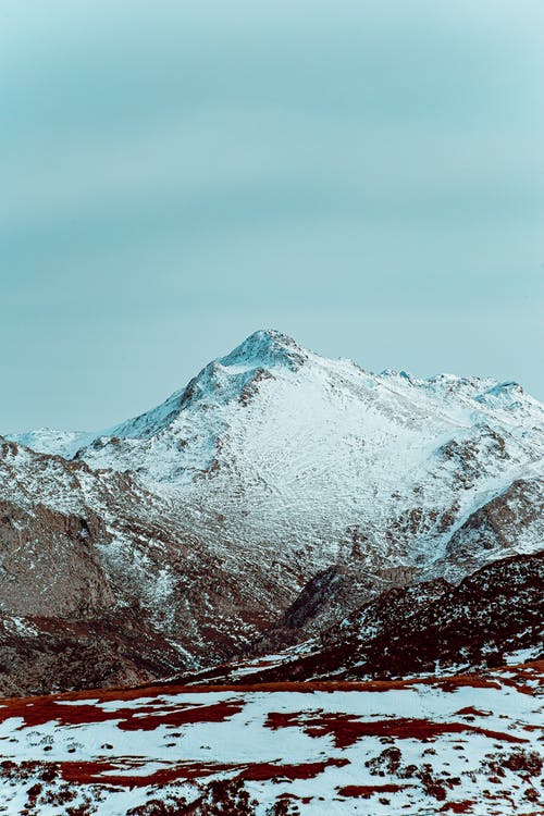 雪覆盖山在蓝蓝的天空下 · 免费素材图片