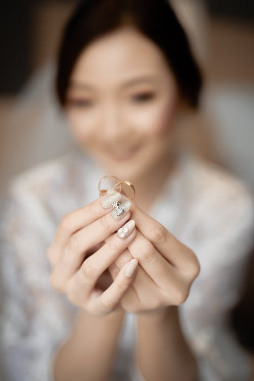 女人抱着结婚戒指 · 免费素材图片