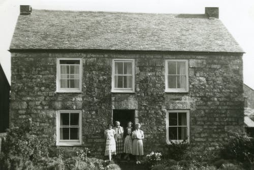 站在房子前面的四名妇女的灰度照片 · 免费素材图片