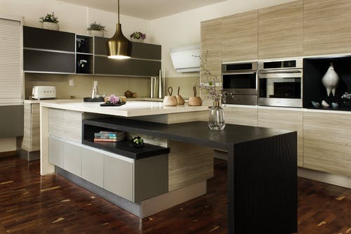 黑色木制厨房柜，带不锈钢水龙头 · 免费素材图片