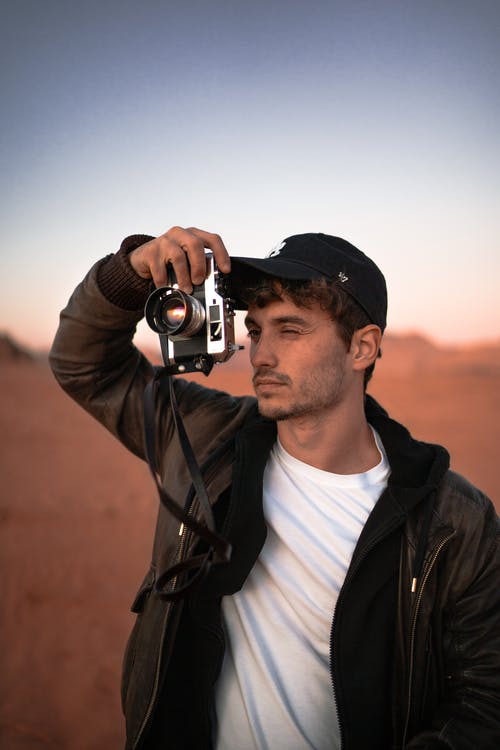 集中摄影师在沙漠中拍照的性质 · 免费素材图片