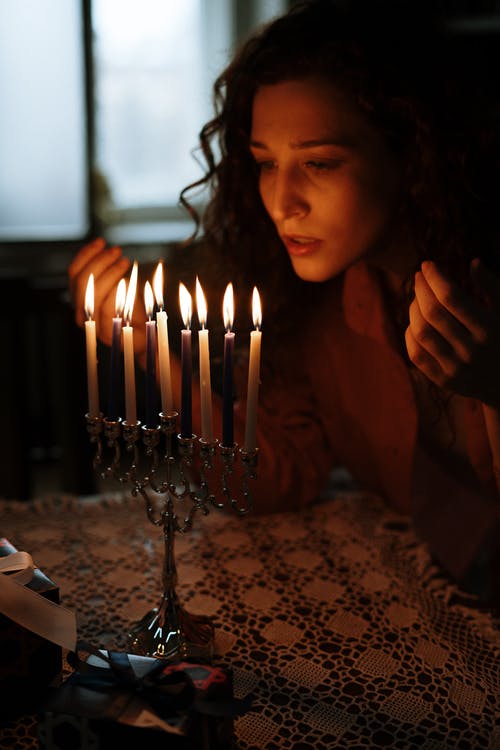 昏暗的烛光下的女人 · 免费素材图片