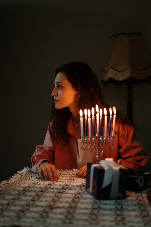 女人坐在一起的蜡烛 · 免费素材图片