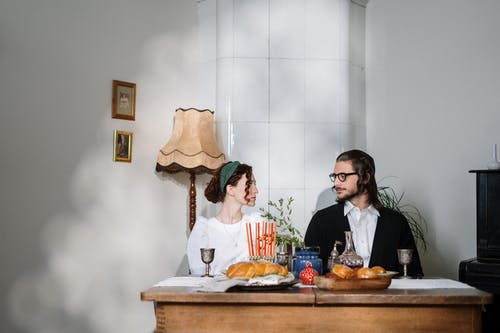 夫妻有传统的犹太美食 · 免费素材图片