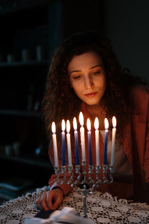 烛台的犹太女人 · 免费素材图片