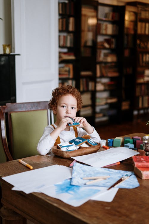 男孩吃饼干 · 免费素材图片