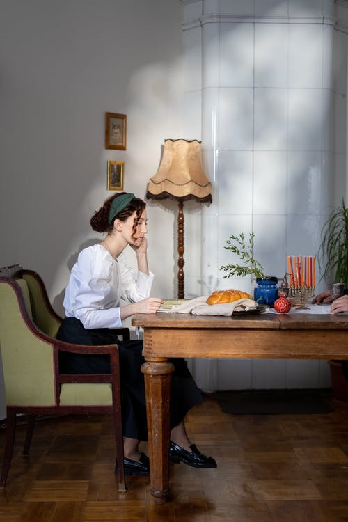 坐在桌旁的女人 · 免费素材图片