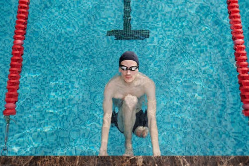 男子在游泳池旁边的照片 · 免费素材图片