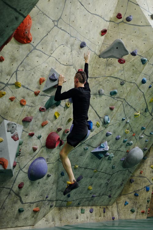 男子攀岩墙 · 免费素材图片