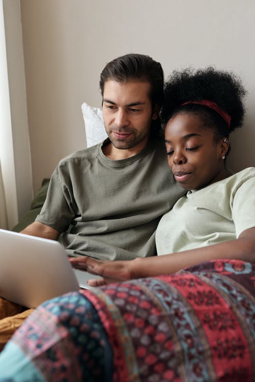 加上一台笔记本电脑 · 免费素材图片