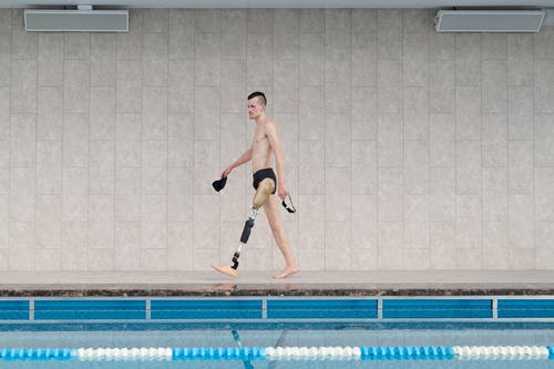 黑色泳裤的男人 · 免费素材图片