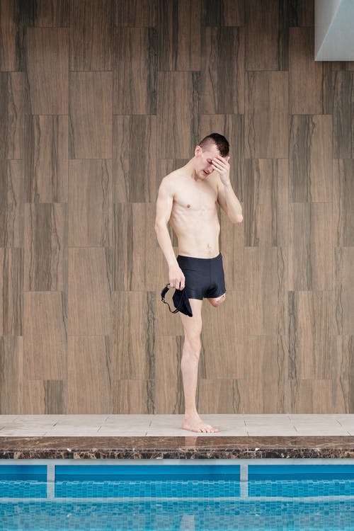 男子站在池畔的照片 · 免费素材图片