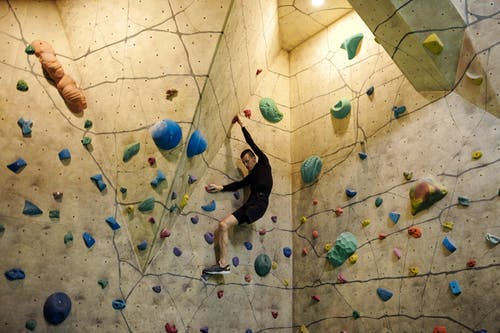 男子攀岩墙 · 免费素材图片