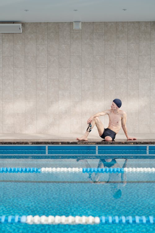 游泳池里的男人 · 免费素材图片