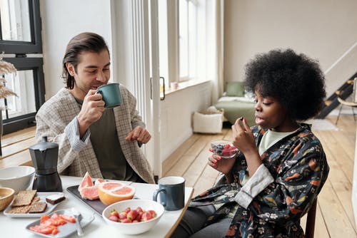 男人和女人吃早餐 · 免费素材图片