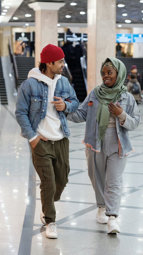 走在购物中心的穆斯林夫妇 · 免费素材图片