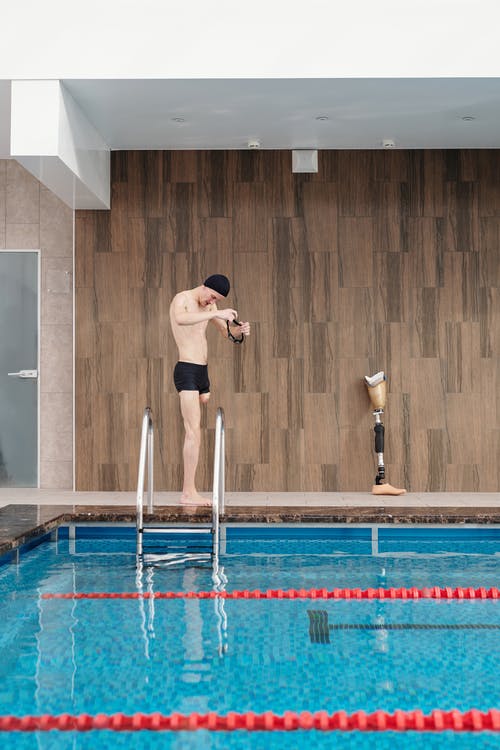 男子在游泳池旁边的照片 · 免费素材图片