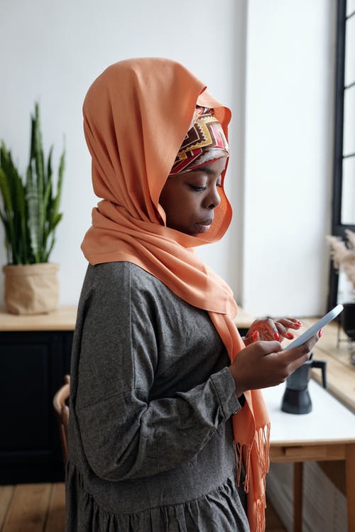 穆斯林妇女检查智能手机 · 免费素材图片