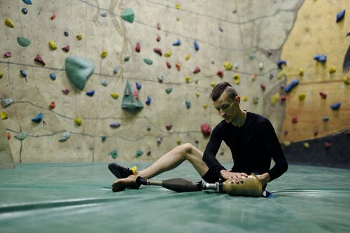 男子脱下假肢 · 免费素材图片