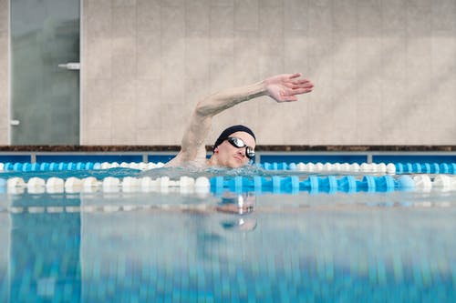 游泳池游泳镜的人 · 免费素材图片