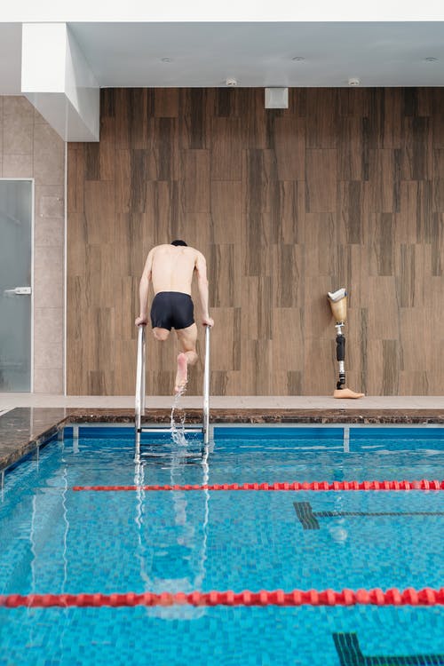 男子走出游泳池 · 免费素材图片