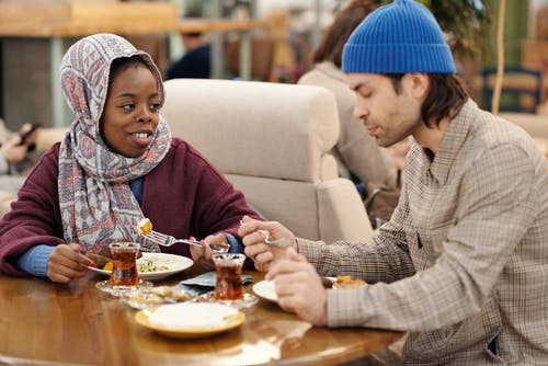 在餐厅吃饭的穆斯林夫妇 · 免费素材图片