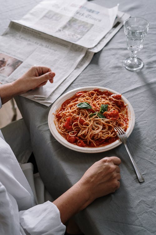 吃一盘意大利面餐的人 · 免费素材图片
