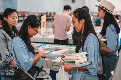 有关一摞书, 书籍销售, 图书系列的免费素材图片