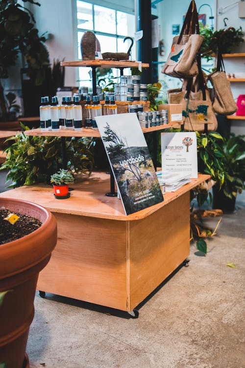 植物商店内部与图片站在白天的桌子上 · 免费素材图片