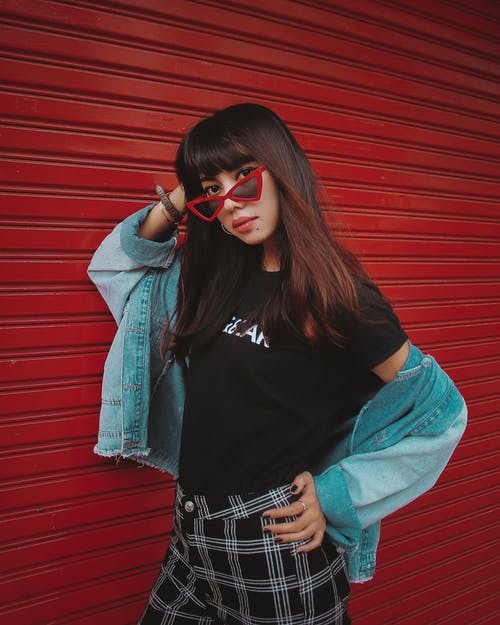 戴着红色太阳镜的女人的照片 · 免费素材图片