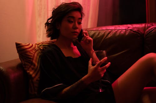 有关3C用品, 一杯酒, 公寓房的免费素材图片