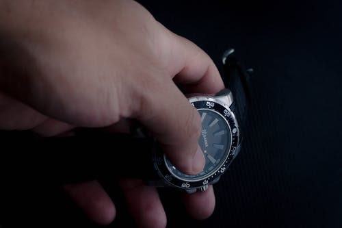 有关Analog Watch 美国手表品牌, 手, 手指的免费素材图片