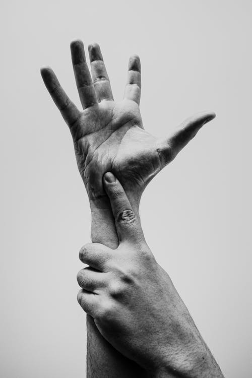 人手的灰度照片 · 免费素材图片