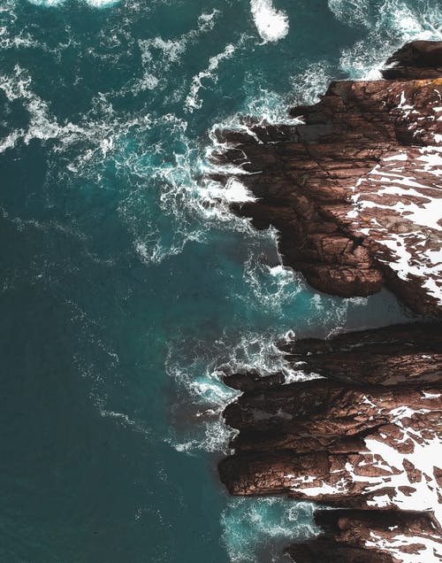 在清澈的海水中巨大的悬崖 · 免费素材图片