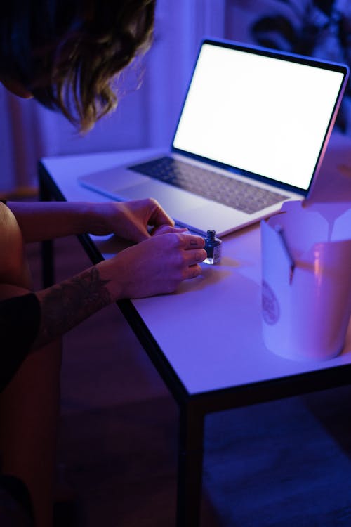 有关MacBook, 亚洲食品, 修手指甲的免费素材图片