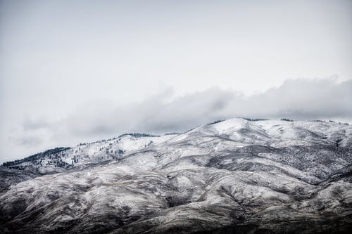 多云的天空下的积雪的山 · 免费素材图片