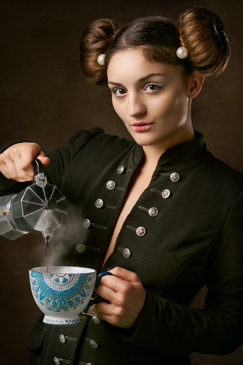 拿着陶瓷杯的黑外套的女人 · 免费素材图片