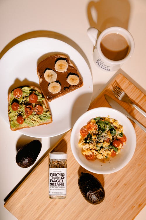 切片面包在陶瓷板上的照片 · 免费素材图片