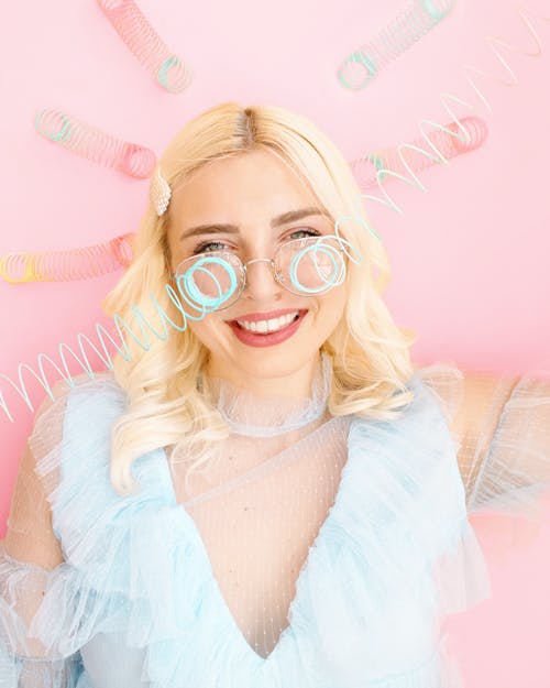 女人戴眼镜的照片 · 免费素材图片