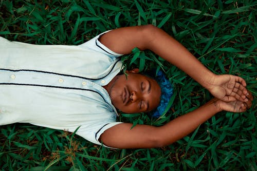 有关举起手臂, 人, 休息的免费素材图片