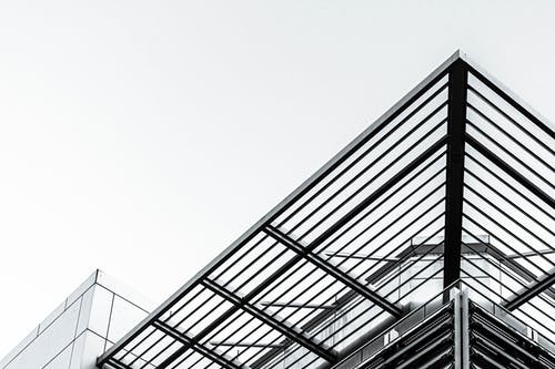 黑金属框架在白色的天空下 · 免费素材图片