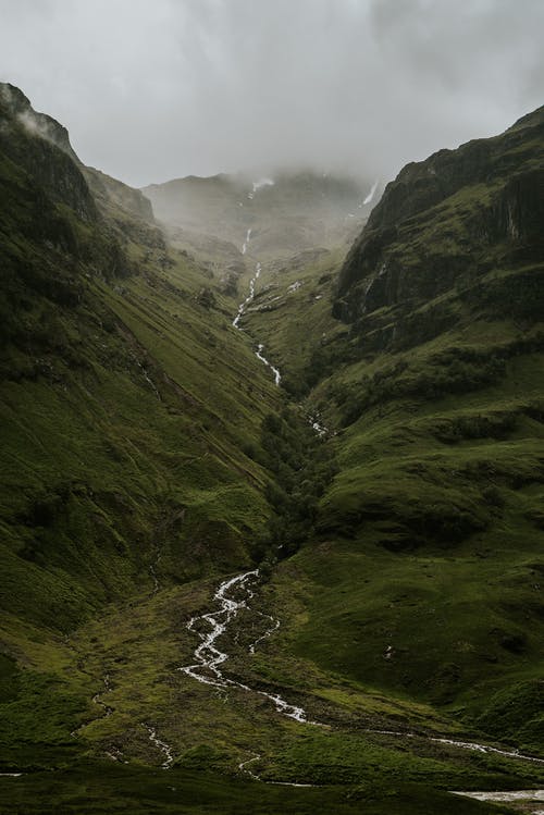 绿山与中间的河 · 免费素材图片