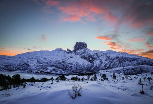 黄金时段的白雪覆盖的山脉 · 免费素材图片