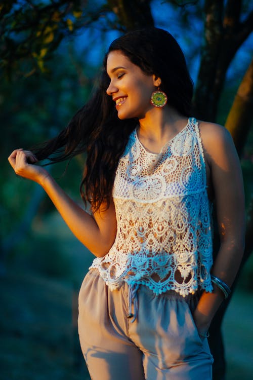 有关垂直拍摄, 女人, 微笑的免费素材图片