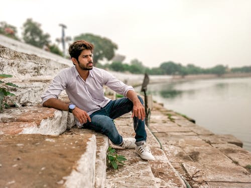 有关人, 坐, 摆姿势的免费素材图片