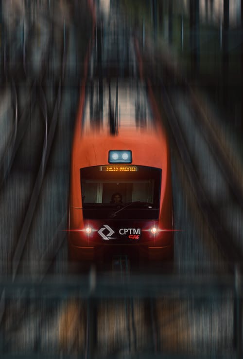 现代火车在铁路上快速行驶 · 免费素材图片