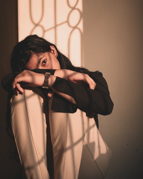 靠在墙上的女人的照片 · 免费素材图片