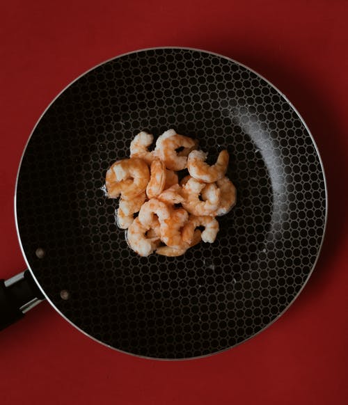 黑锅炒的食物 · 免费素材图片