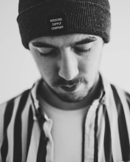 黑色针织帽和条纹衬衫的男人 · 免费素材图片