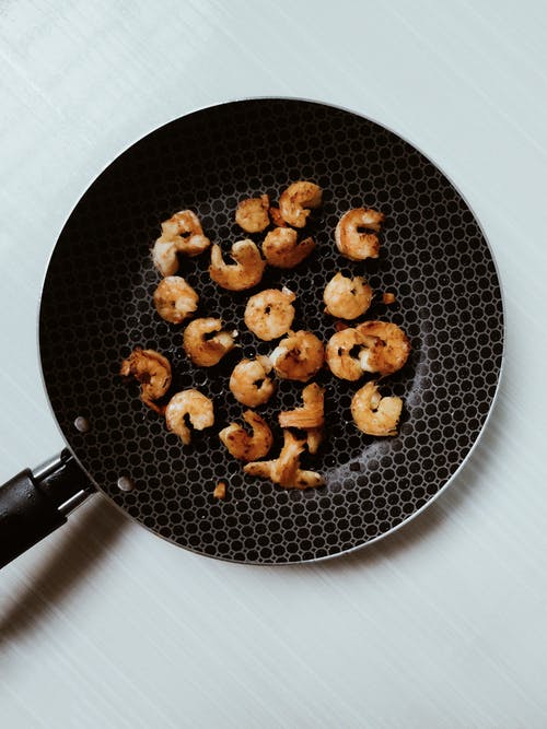 黑锅炒的食物 · 免费素材图片